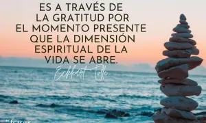 Torre de piedras en la playa al atardecer, con la frase "Es a través de la gratitud por el momento presente que la dimensión espiritual de la vida se abre." Eckhart Tolle. Frases profundas.