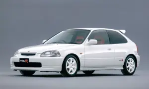 Biały Honda Civic EK9 z czerwonymi fotelami, sportowym spojlerem i felgami. Ikona tuningu.