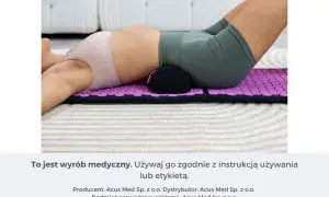 Osoba leży na macie akupresurowej z wałkiem pod odcinkiem lędźwiowym, łagodząc ból kręgosłupa lędźwiowego przy leżeniu.