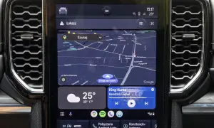 Współczesne samochody z Android Auto bezprzewodowo: nawigacja, muzyka i pogoda na ekranie.