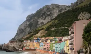 Kolorowe domy nad zatoką u stóp skały Gibraltar, przypominające widok z Sewilli.
