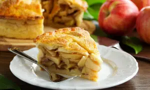 Pyszny kawałek szarlotki na talerzyku, z widocznym nadzieniem jabłkowym. Zastanawiasz się, ile kcal ma kawałek szarlotki?