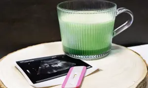 Zielone matcha w ciąży, obok pozytywnego testu ciążowego i zdjęcia USG. Nowy rozdział.
