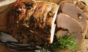 Soczysta pieczona jagnięcina z rozmarynem i czosnkiem, idealna na obiad. Przepis Ani Gotuje.