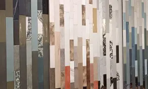 Collezione di piastrelle in ceramica Italia, con motivi decorativi e finiture diverse, che creano un mosaico di texture e colori.