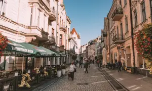 Urokliwa ulica w Nowym Sączu, pełna kawiarni i sklepików. Spacerując po bruku, odkrywasz nowe atrakcje tego miasta.