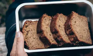 Skivor av saftig banankaka i en metallbehållare, perfekt för utflykten. Ett enkelt banankaka recept som passar alla.