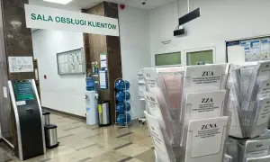 W sali obsługi klienta rp7, obok dystrybutora wody, stoją stojaki z formularzami ZUS.