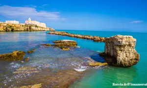 La ripa di Vieste, con il suo mare cristallino e la rocca che si staglia sull'orizzonte, incanta lo sguardo.