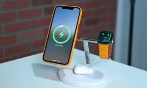 Ładowarka indukcyjna Belkin z iPhonem, Apple Watch i słuchawkami AirPods.