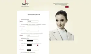 Formularz rejestracji pojazdu z polami do wpisania danych osobowych i wizerunkiem kobiety.