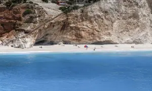 Piękna plaża Porto Katsiki z turkusową wodą i stromymi klifami. Schody prowadzą do jaskini.