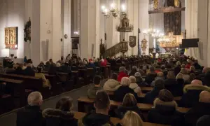 W kościele tłum wiernych siedzi na ławkach. Msza 30 listopada.