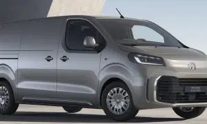 Nowy, elektryczny Toyota Proace Electric w kolorze szarym, gotowy do pracy.