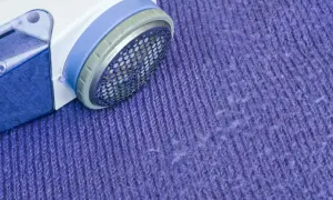 Fusselrasierer entfernt lästiges Pilling von Kleidung.