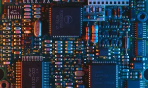Elektroniczna płyta z licznymi komponentami, w tym układami scalonymi i rezystorami. Wśród nich można dostrzec oznaczenia sugerujące zastosowanie ogniwa Peltiera do chłodzenia.