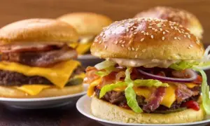 Jak zrobić idealne domowe burgery? Przepis i triki eksperta