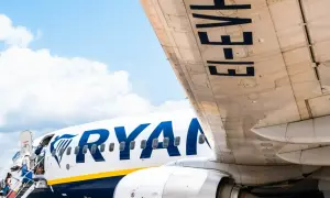 Samolot Ryanair z pasażerami na pokładzie. Linia oferuje tanie loty, bagaż podręczny i dodatkowe usługi.