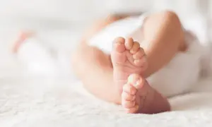 Delikatne stópki noworodka. Czy dziecko po urodzeniu trzeba zameldować? To pytanie, które zadaje sobie wielu świeżo upieczonych rodziców.
