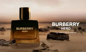Elegancka butelka Burberry Hero na plaży, symbolizująca siłę i odwagę. Nowy Elixir de Parfum.