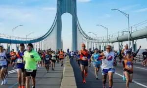 Uczestnicy maratonu nowojorskiego biegną przez most Verrazzano-Narrows.