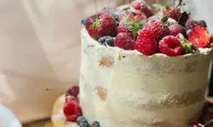 Czym można ozdobić tort? 10 kreatywnych pomysłów na dekoracje