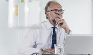 Jak obliczyć zasiłek chorobowy po ustaniu zatrudnienia i uniknąć strat