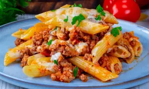 Szybki przepis na makaron penne z mięsem mielonym, który zaskoczy smakiem