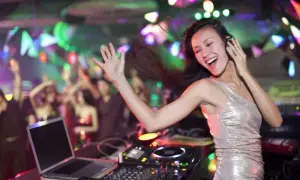 Jak znaleźć pracę jako DJ - skuteczne strategie i cenne wskazówki