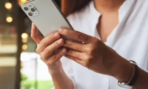 Jak podłączyć iPhone'a do telewizora bezprzewodowo - proste kroki i porady