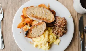 Czy pies może jeść jajecznicę? Bezpieczeństwo, korzyści i zagrożenia dla zdrowia