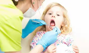 Kiedy pierwsza wizyta u dentysty z dzieckiem, aby uniknąć lęku i problemów