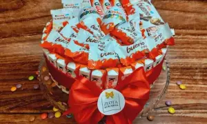 Jak zrobić tort z batoników Kinder, który zachwyci każdego smakosza