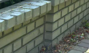 Jaką farbą pomalować podmurówkę ogrodzenia, aby uniknąć problemów?