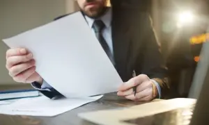 Ile zarabia adwokat z własną kancelarią? Poznaj realne zyski