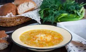 Jak zrobić zupę zacierkową - prosty przepis, który zachwyci smakiem