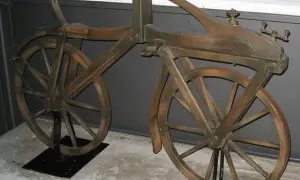 Niesamowita historia roweru: Skąd się wziął pierwszy wynalazek na dwóch kołach