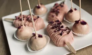Pyszne ciastka na patyku jak lody - łatwy przepis i dekoracje