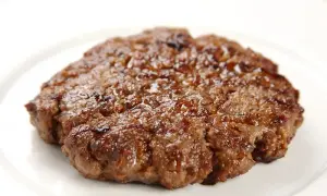 Jak zrobić mięso na burgera, aby było soczyste i pełne smaku