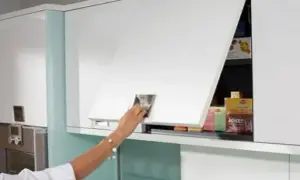 Szafki kuchenne otwierane do góry czy na bok – co wybrać dla wygody?