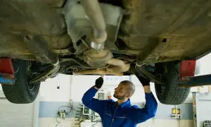 Ile kosztuje wymiana oleju u mechanika? Sprawdź, co wpływa na ceny