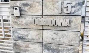 Jak trwale przykleić numer domu do elewacji bez wpadek i uszkodzeń