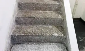 Skuteczne metody czyszczenia schodów z lastryko - uniknij zniszczeń!