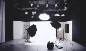 Kreatywna przestrzeń do pracy wizualnej – nowoczesne studio fotograficzne