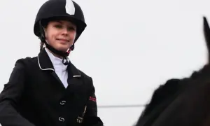 Strój jeździecki dla dziewczynki – jak wybrać najlepsze ubrania?