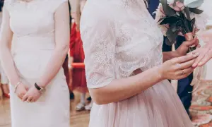 Jak się ubrać na ślub cywilny jako gość? Modne i eleganckie stylizacje dla kobiet