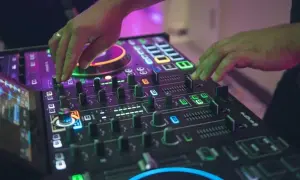 Ile kosztuje DJ na 50 urodziny? Ceny, które mogą cię zaskoczyć