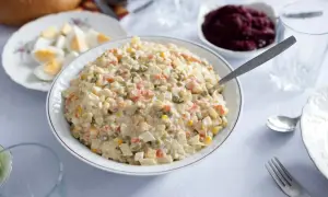 Jak gotować jarzyny na sałatkę, aby zachować ich chrupkość i smak