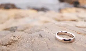 Co oznacza zgubiona obrączka? Emocje, symbolika i co robić dalej