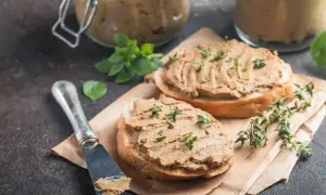 Czy pies może jeść pasztet? Dowiedz się, co może mu zaszkodzić